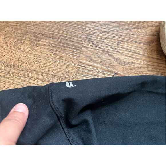 Black fabletics leggings v shape waist size medium - Picture 3 of 3